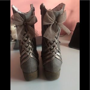 Boots size 3